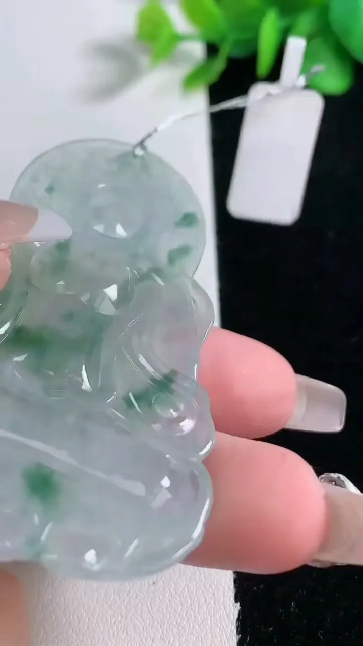 天然A货翡翠种飘花度母观音菩萨吊坠，尺寸66.5-40-6.2，重量:27.43g
12月31日