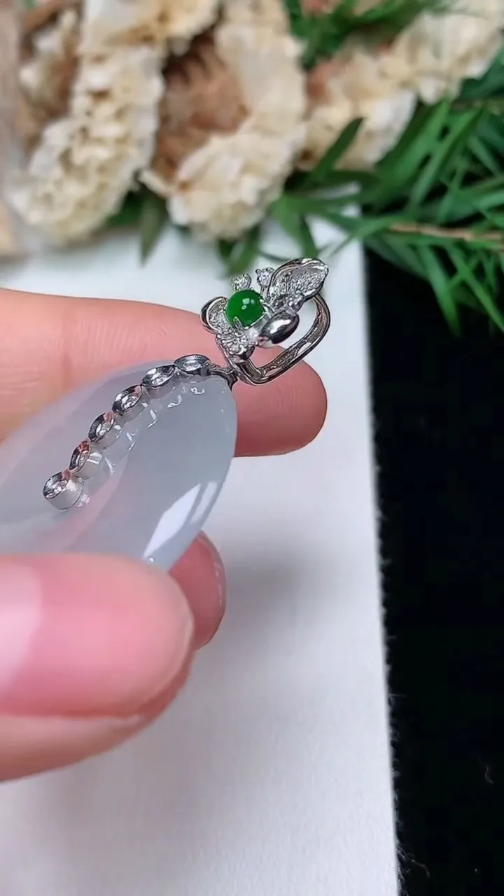 天然A货翡翠飘花平安扣吊坠，尺寸30-5.3，重量:11.00g
12月31日