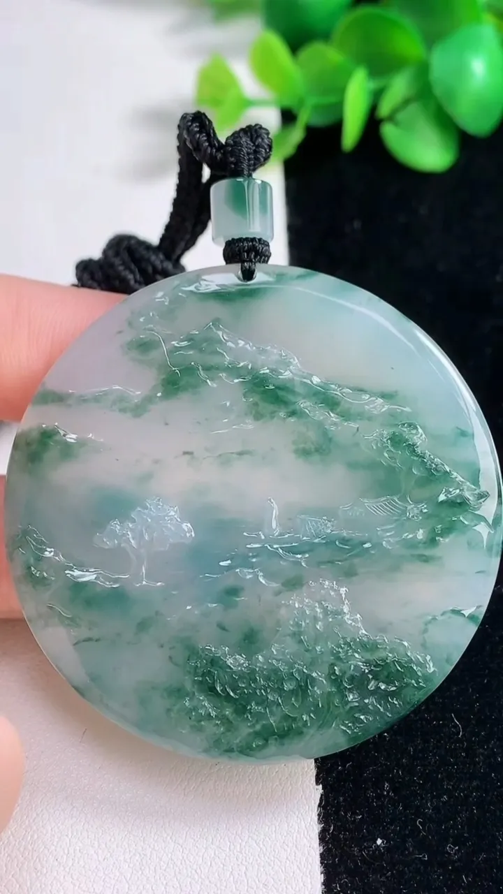 天然A货翡翠种飘花山水牌吊坠，尺寸53.4-5.8，重量:47.14g
12月31日