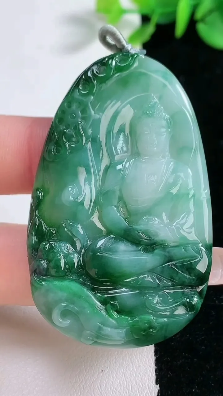 天然A货翡翠大日如来吊坠，尺寸56-34.6-5.2，重量:21.39g
12月31日