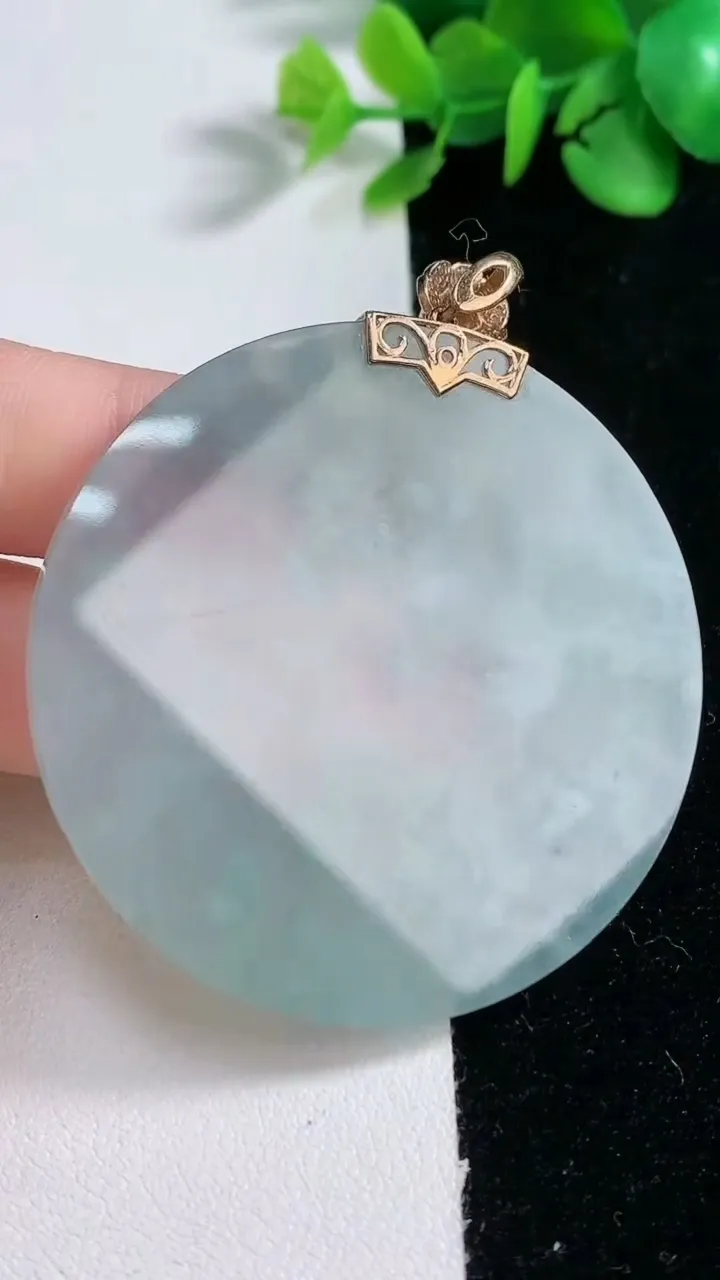 天然A货翡翠无事牌吊坠，尺寸52.4-3.6，重量:28.92g
12月31日