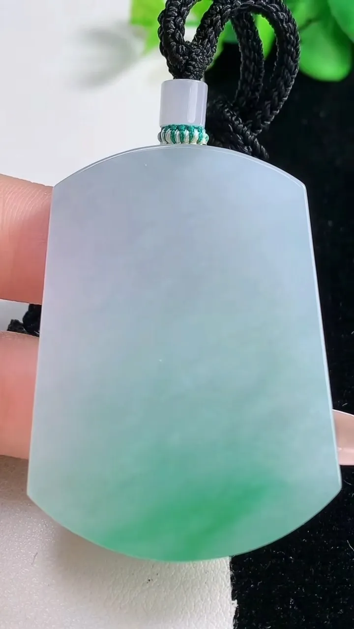 天然A货翡翠无事牌吊坠，尺寸51.5-37.5-5.9，重量:36.78g
12月31日