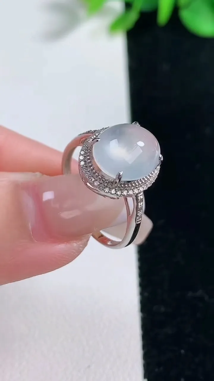 天然A货翡翠种白冰蛋面戒指，尺寸17.2-11-8.4-7.5，重量:2.00g2025年12月31日
工厂直销收藏佳品,种好水足，色泽均匀，有种有色，上手高大气！