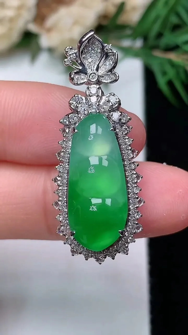 天然A货翡翠福豆吊坠，尺寸34.5-13.9-10.2，裸石19.5-8.4，重量:5.29g
12月31日