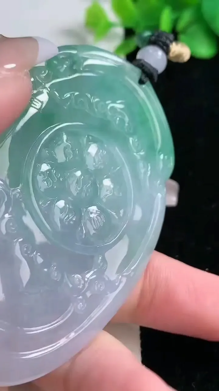 天然A货翡翠千手观音吊坠，尺寸70.5-46.7-11.6，重量:71.30g
12月31日