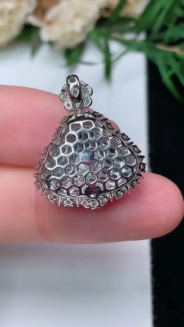 天然A货翡翠佛公吊坠，尺寸21.9-18.2-9.6，裸石11.8-15
12月31日