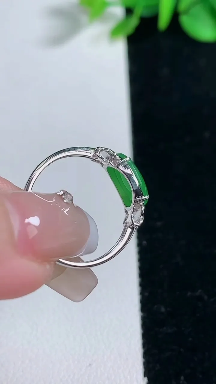 天然A货翡翠蛋面戒指，尺寸17-9.6-6.9-3.2，重量:1.47g2025年12月31日
工厂直销收藏佳品,种好水足，色泽均匀，有种有色，上手高大气！