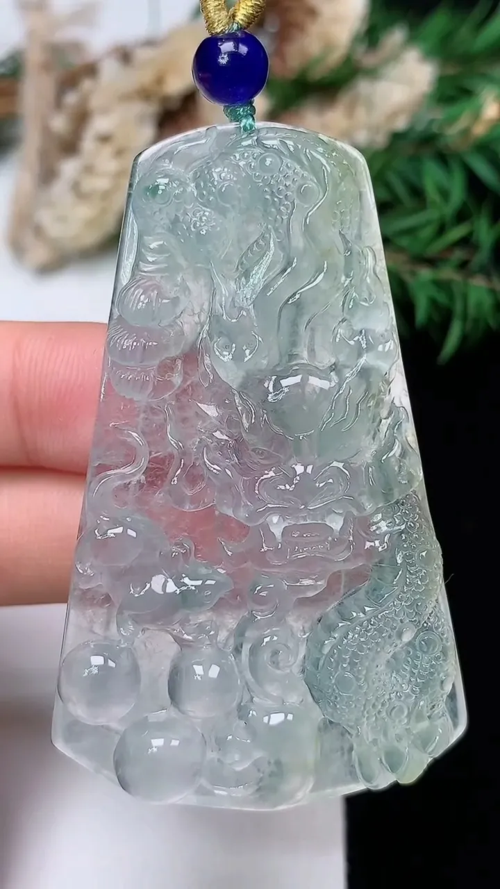 天然A货翡翠白冰龙牌吊坠，尺寸56-34.6-5.2，重量:22.00g
12月31日