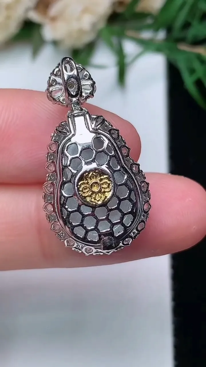 天然A货翡翠葫芦吊坠，尺寸26.8-14.6-9.6，裸石15.2-10，重量:3.68g
12月31日