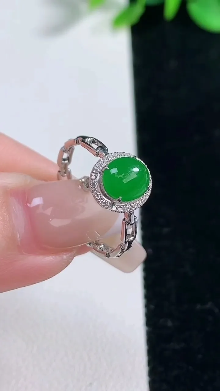 天然A货翡翠蛋面戒指，尺寸17-6.9-5.7-4，重量:1.48g2025年12月31日
工厂直销收藏佳品,种好水足，色泽均匀，有种有色，上手高大气！