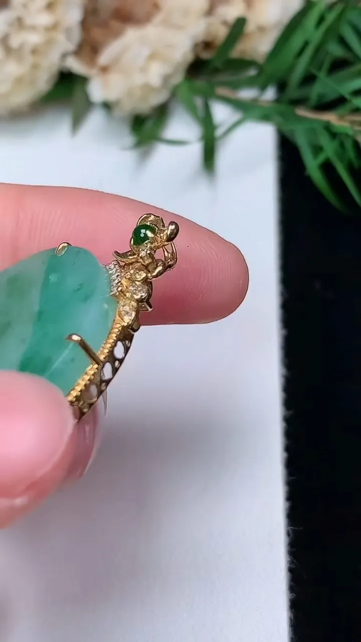 天然A货翡翠无事牌吊坠，尺寸33.8-24.5-5.3，裸石23.8，重量:5.73g
12月31日