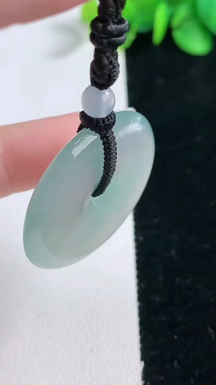 天然A货翡翠平安扣吊坠，尺寸33.2-5.7，重量:17.40g
12月31日