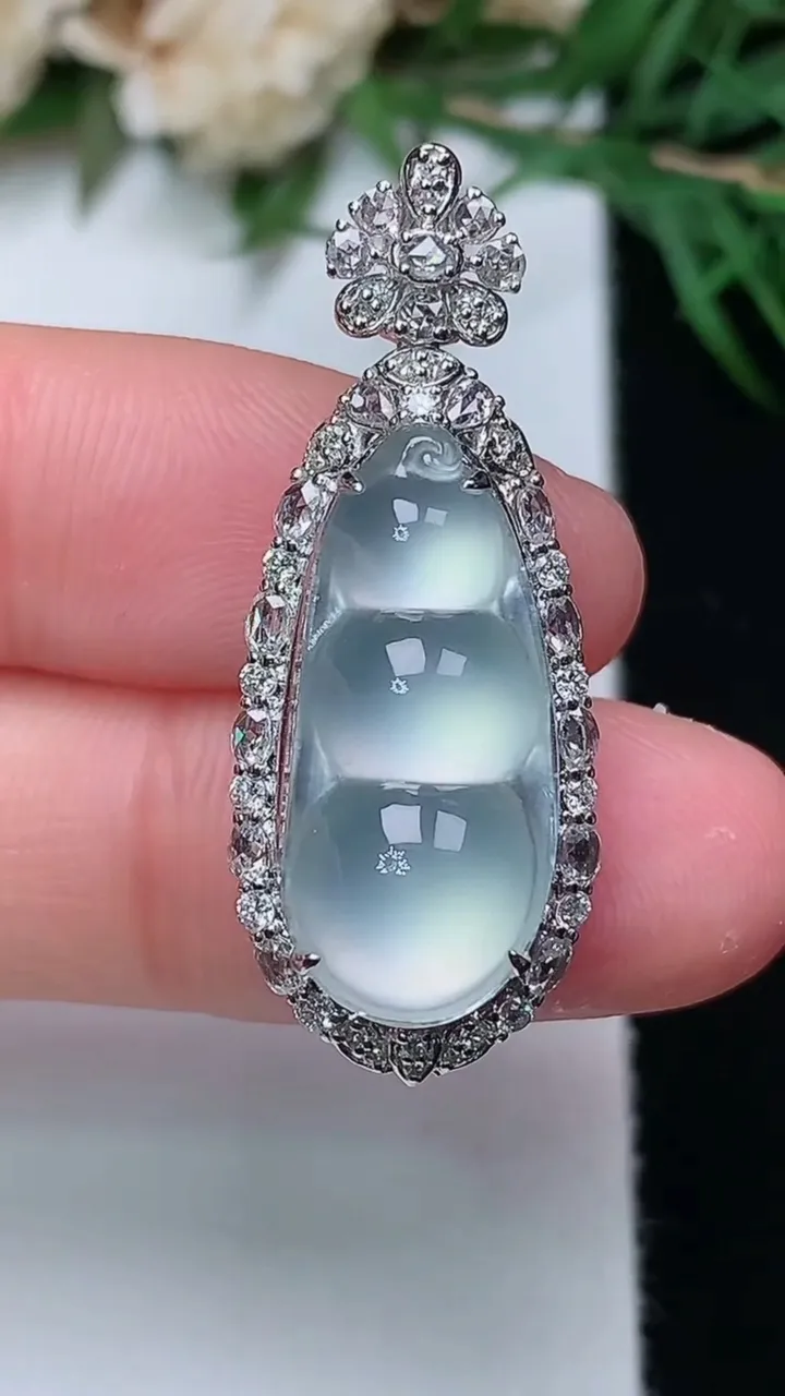 天然A货翡翠白冰福豆吊坠，尺寸32.9-13-10.2，裸石20.6-9.5
12月31日