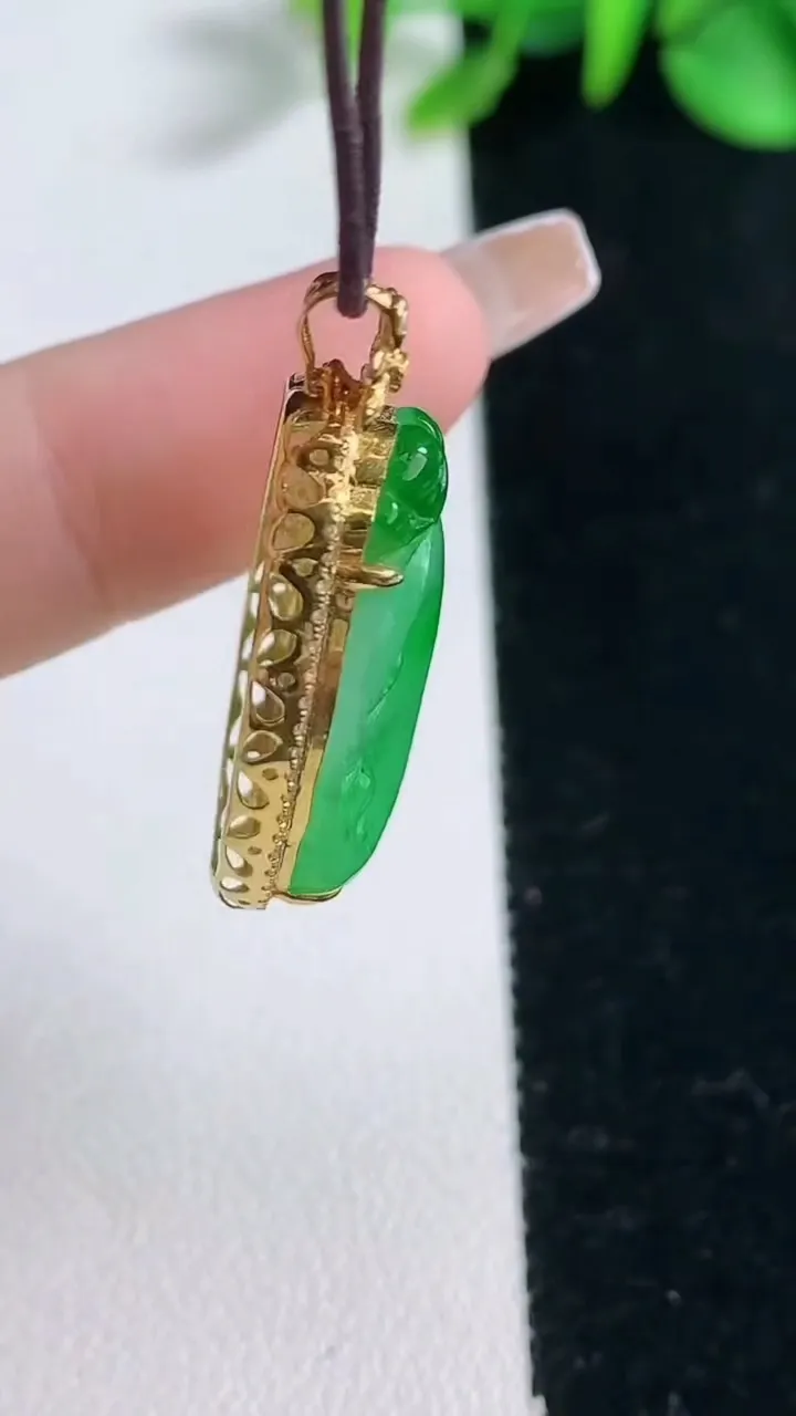 天然A货翡翠如意吊坠，尺寸31.7-16-7.8，裸石24-14重量:4.40g
12月31日