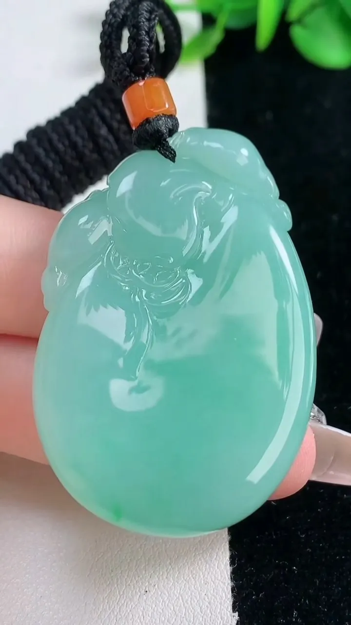 天然A货翡翠福袋吊坠，尺寸50-32.6-12.4，重量:45.18g
12月31日