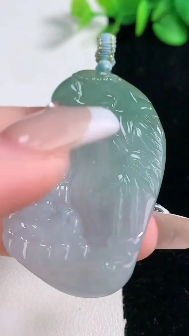 天然A货翡翠观音菩萨吊坠，尺寸46.7-31.3-5.7，重量:19.24g
12月31日