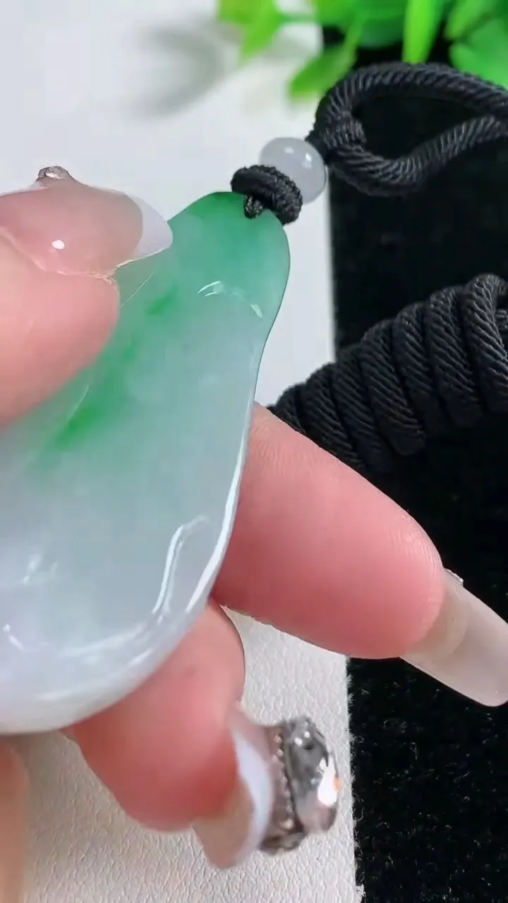 天然A货翡翠逍遥佛公吊坠，尺寸55.5-29.9-6.7，重量:26.30g
12月31日