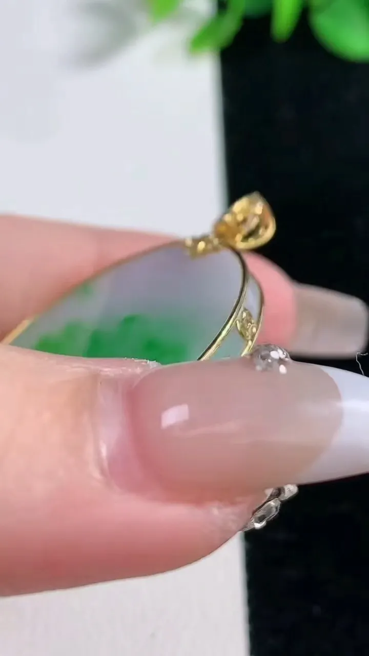 天然A货翡翠无事牌吊坠，尺寸32.4-2.8，重量:9.20g
12月31日