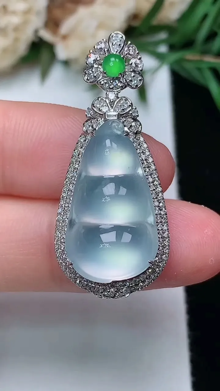 天然A货翡翠白冰福豆吊坠，尺寸34.4-15-9，裸石20.6-11.5，重量:4.01g
12月3