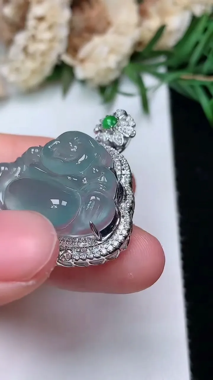 天然A货翡翠佛公吊坠，尺寸32-27.4-12.2，裸石18-24.7，重量:6.02g
12月31日