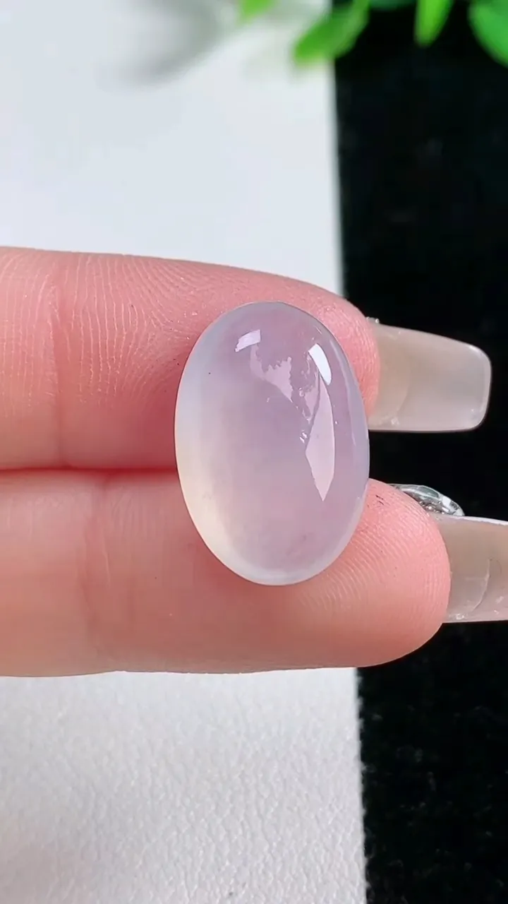 天然A货翡翠蛋面镶嵌件，尺寸18.8-12.6-5.9，重量:2.45g
12月31日