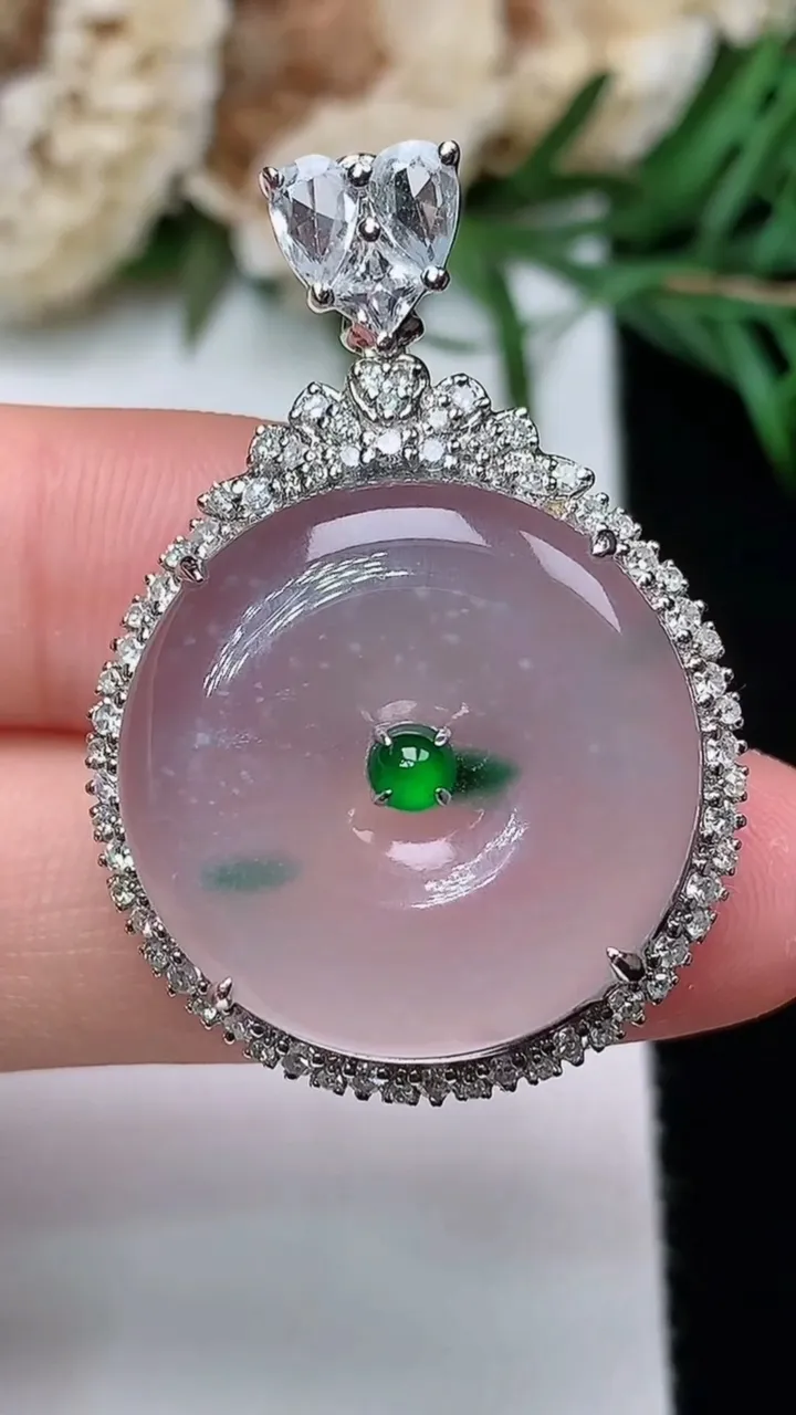 天然A货翡翠飘花平安扣吊坠，尺寸35.7-24.6-8.9，裸石21，重量:7.71g
12月31日