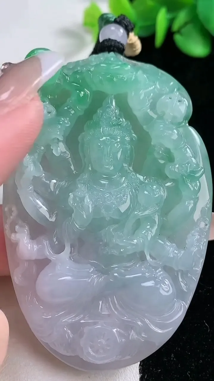 天然A货翡翠千手观音吊坠，尺寸70.5-46.7-11.6，重量:71.30g
12月31日