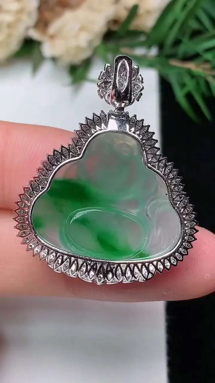 天然A货翡翠佛公吊坠，尺寸32.6-26.5-9
12月31日，重量:5.32g