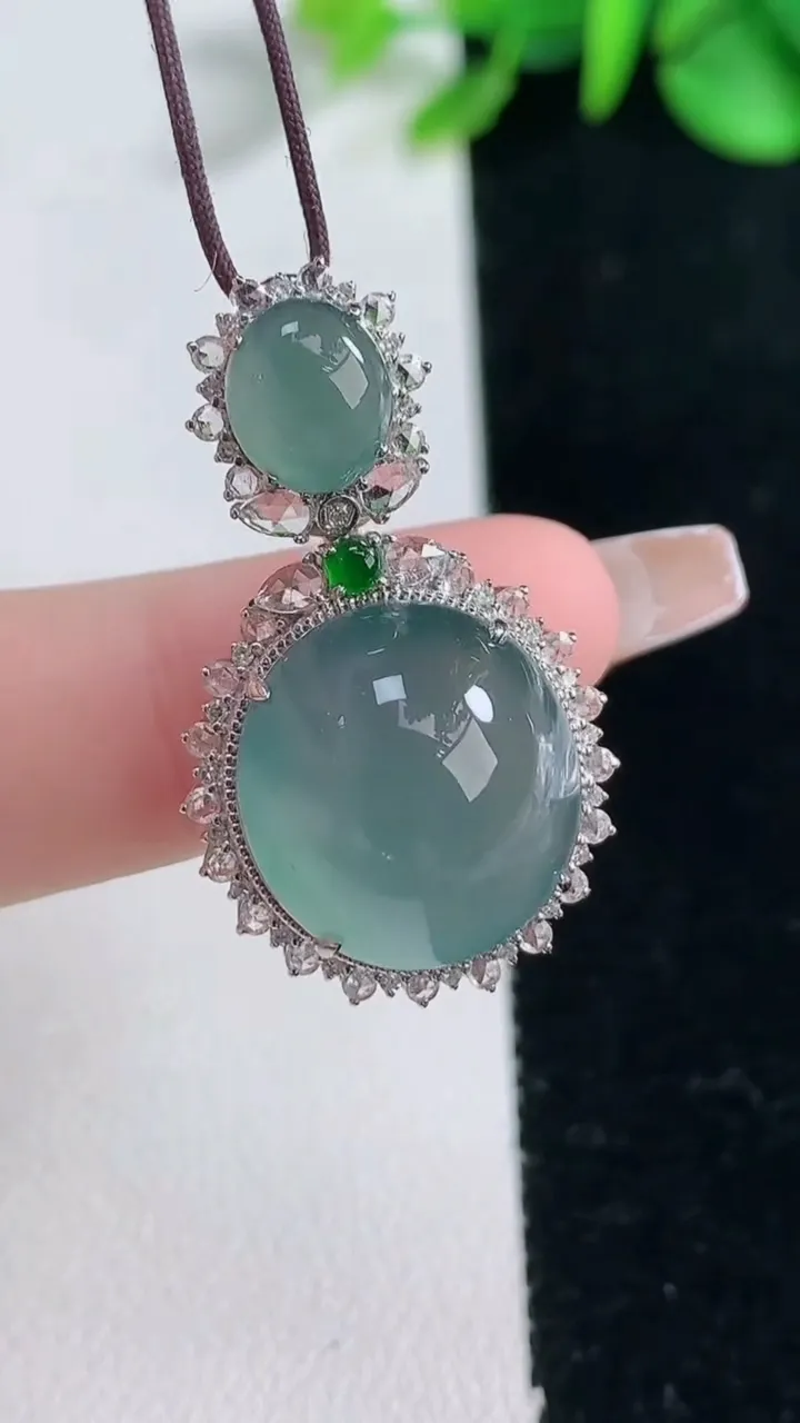 天然A货翡翠蛋面吊坠，尺寸32.4-18.9-11.6，裸石15.4-15重量:5.55g
12月3