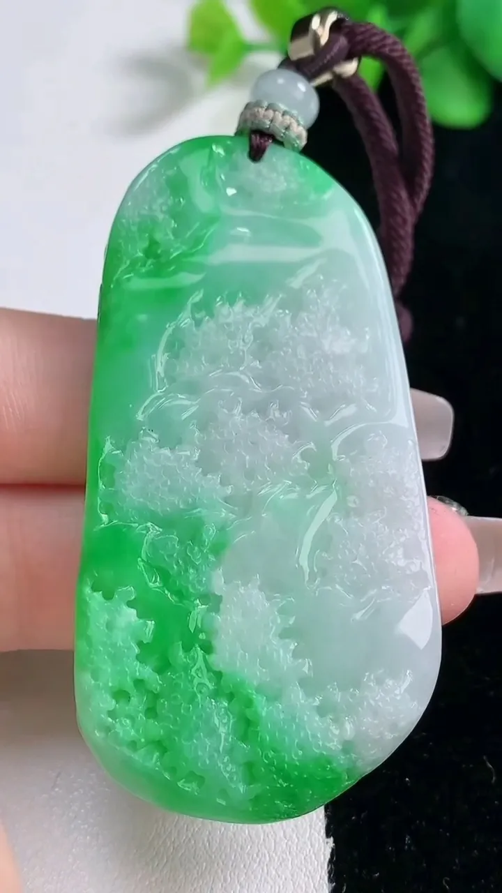 天然A货翡翠山水牌吊坠，尺寸61.3-30.8-5.6，重量:30.06g
12月31日