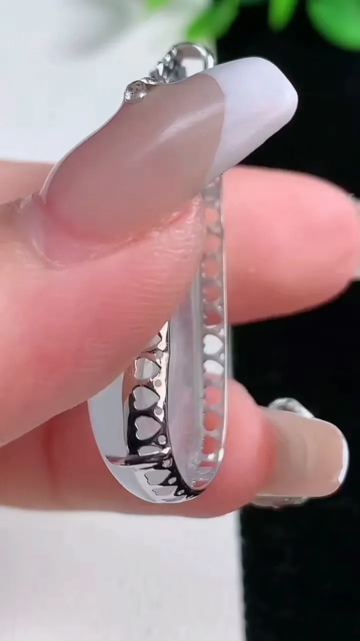 天然A货翡翠种白冰如意吊坠，尺寸32.3-17.3-7，重量:6.24g
12月31日