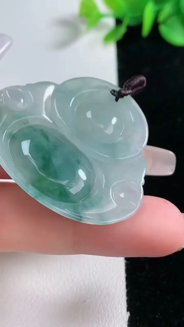 天然A货翡翠冰种飘花佛公吊坠，尺寸36.5-40.8-7.2，重量:15.46g
12月31日