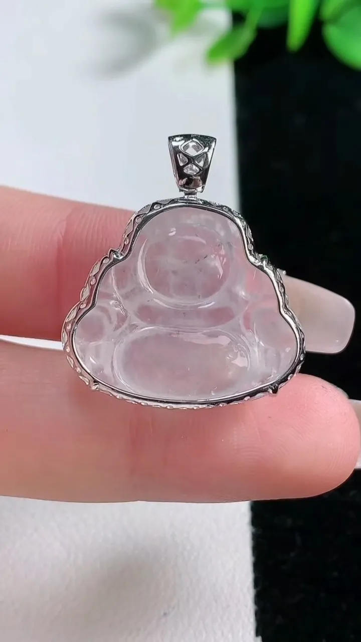 天然A货翡翠种白冰佛公吊坠，尺寸21-24-6.3，重量:4.04g
12月31日