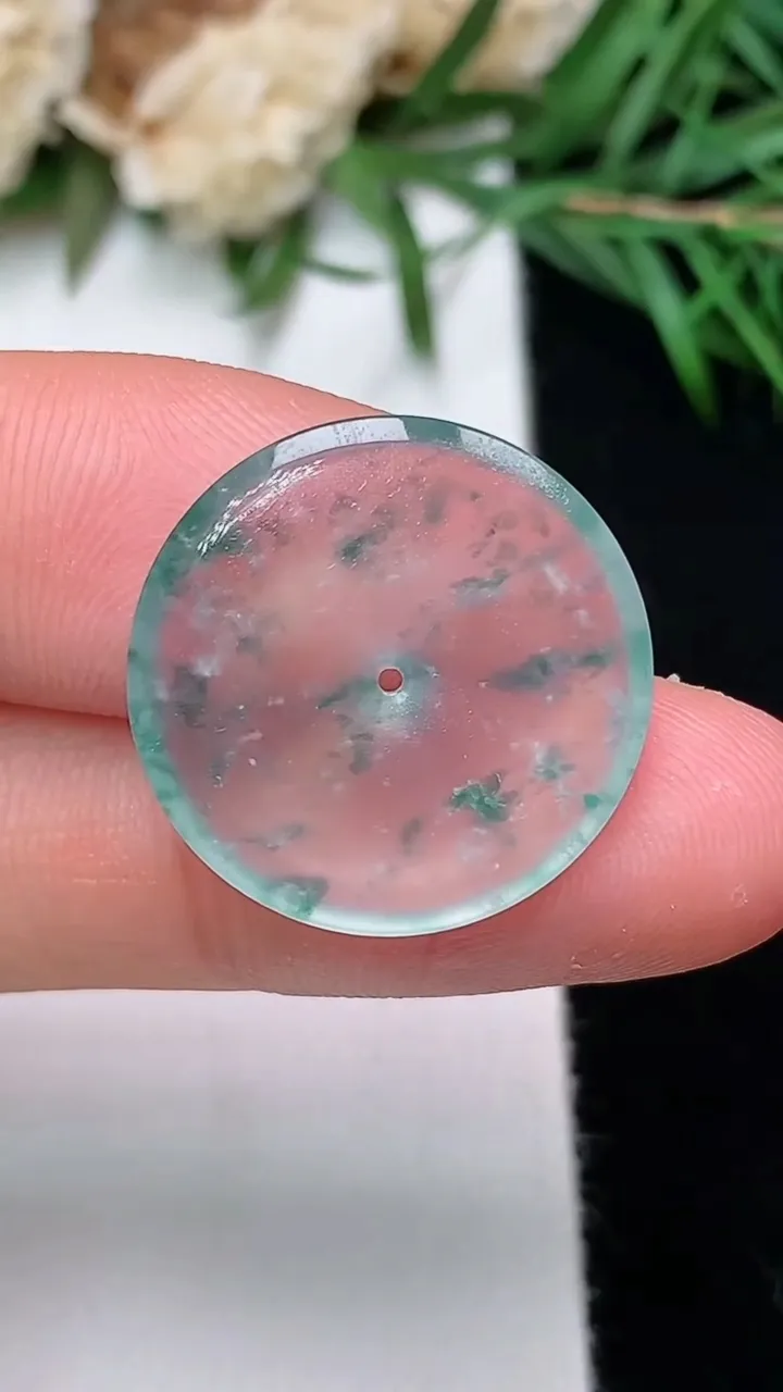 天然A货翡翠飘花平安扣镶嵌件，尺寸19.2-2.9，重量:2.23g
12月31日