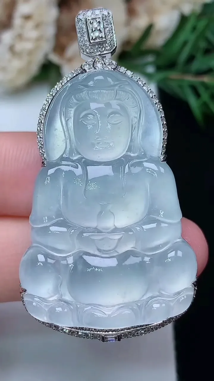 天然A货翡翠白冰观音菩萨吊坠，尺寸48-36.5-25.3-9，重量:12.22g
12月31日