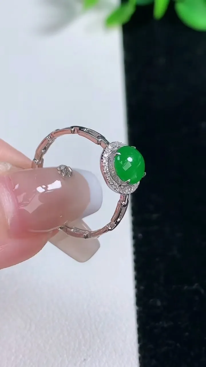 天然A货翡翠蛋面戒指，尺寸17-6.9-5.7-4，重量:1.48g2025年12月31日
工厂直销收藏佳品,种好水足，色泽均匀，有种有色，上手高大气！