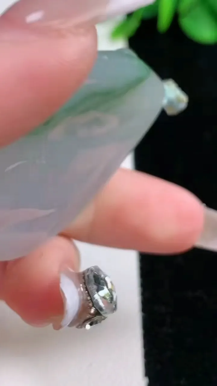 天然A货翡翠大势至菩萨吊坠，尺寸46.4-36.4-5.2，重量:17.50g
12月31日