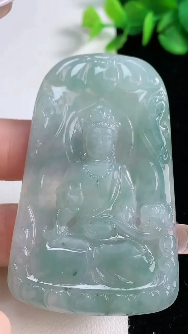 天然A货翡翠冰种飘花大势至菩萨吊坠，尺寸64.8-40-5.4，重量:32.18g
12月31日