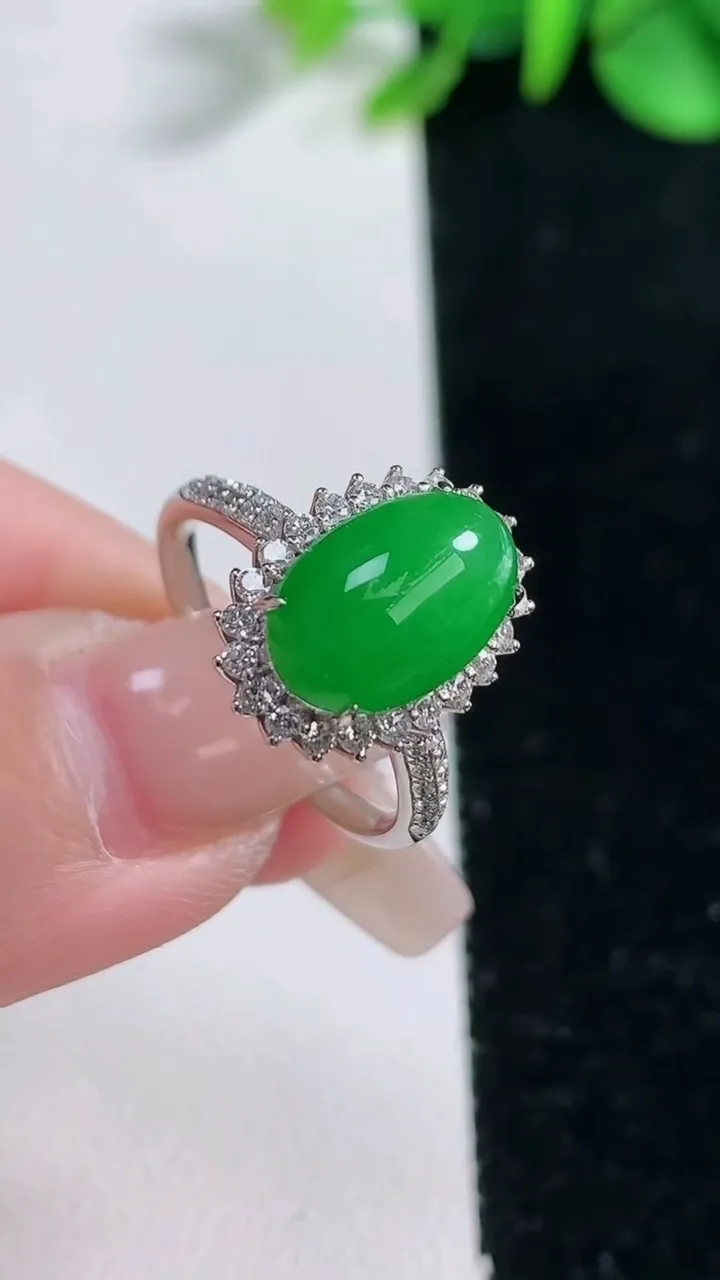 天然A货翡翠蛋面戒指，尺寸17.3-12-7.7-9.3，重量:4.02g2025年12月31日
工