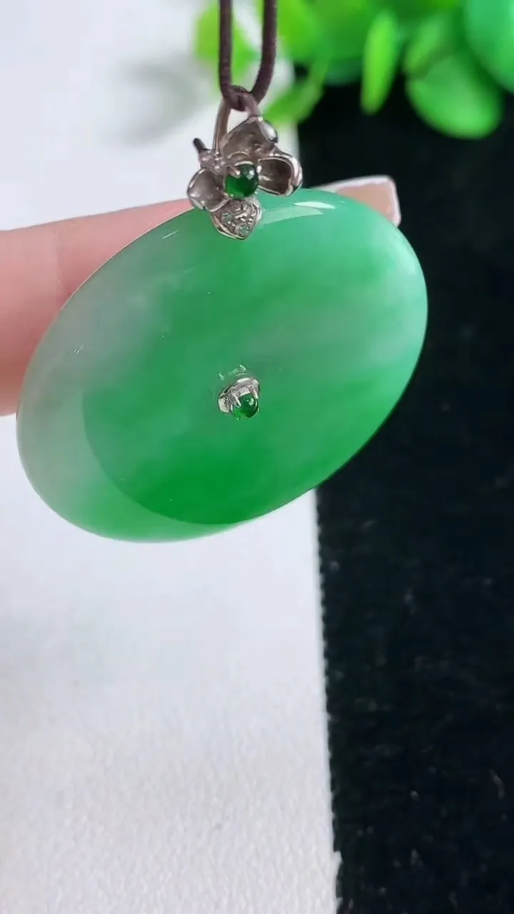 天然A货翡翠平安扣吊坠，尺寸33.5-5.6，重量:15.27g
12月31日
