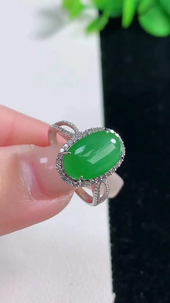 天然A货翡翠蛋面戒指，尺寸17.5-12-7.5-6.6，重量:2.71g2025年12月31日
工厂直销收藏佳品,种好水足，色泽均匀，有种有色，上手高大气！