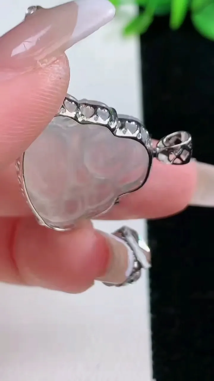 天然A货翡翠种白冰佛公吊坠，尺寸21-24-6.3，重量:4.04g
12月31日