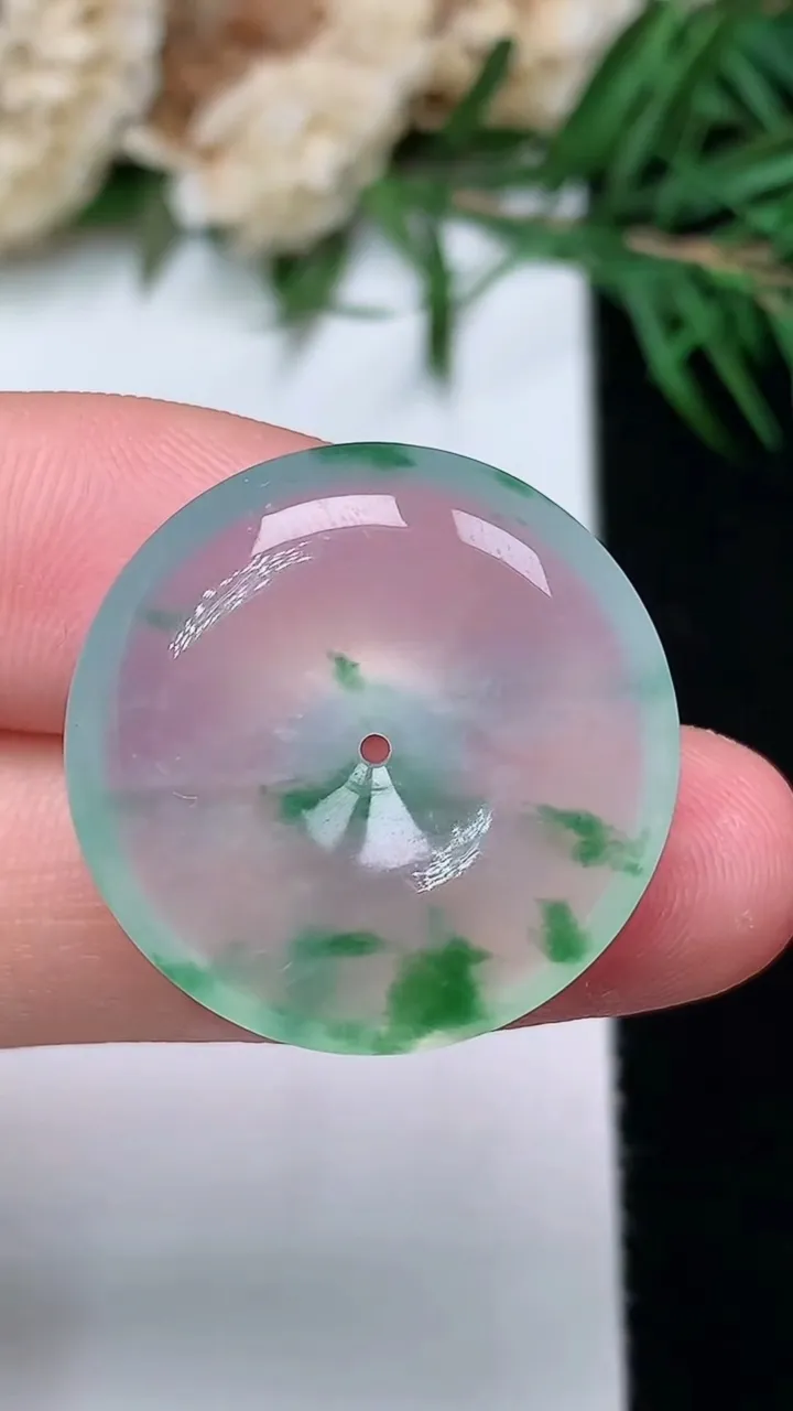 天然A货翡翠飘花平安扣吊坠，尺寸22.6-5.8，重量:5.66g
12月31日