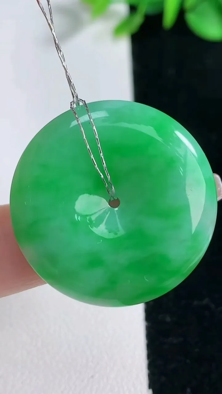 天然A货翡翠平安扣吊坠，尺寸30.4-5.9，重量:11.23g
12月31日