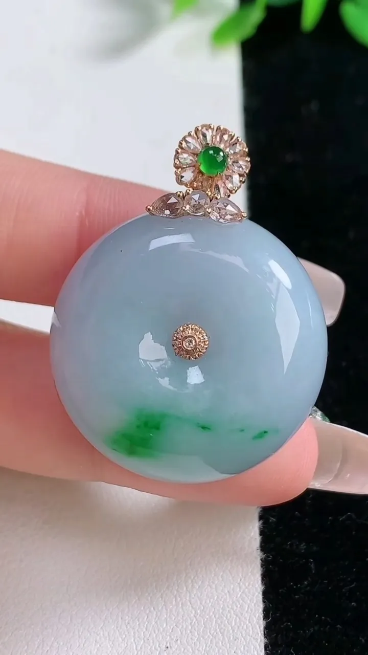 天然A货翡翠平安扣吊坠，尺寸28.5-13.4，重量:24.36g
12月31日