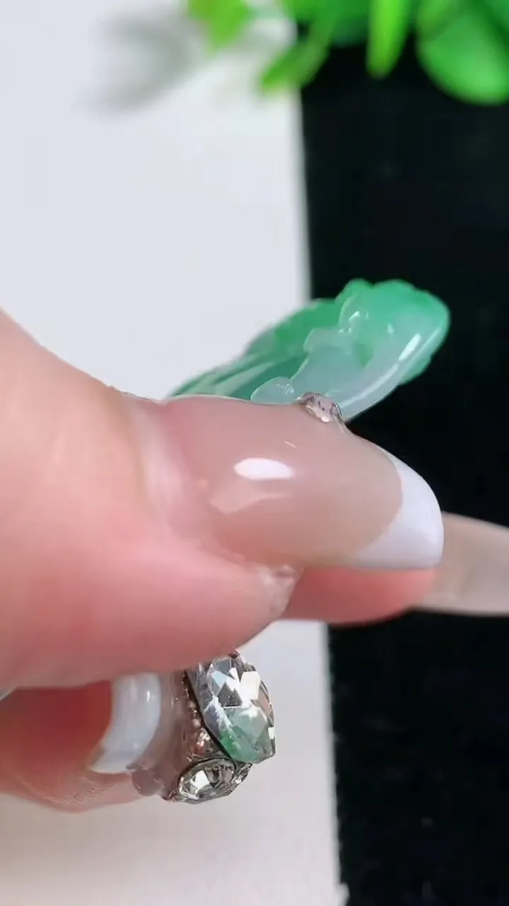 天然A货翡翠如意吊坠，尺寸52.3-33.6-6.8，重量:26.40g
12月31日