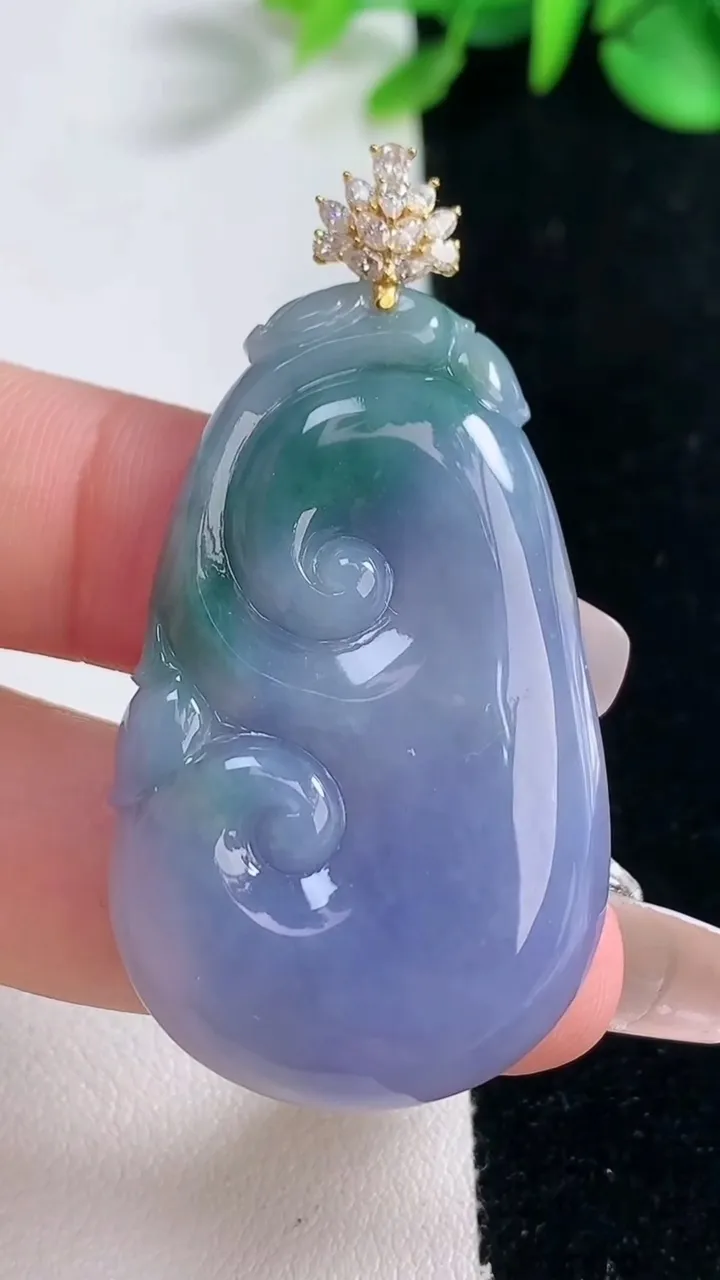 天然A货翡翠18K金紫罗兰 飘花如意吊坠，尺寸42.7-26-6.2，重量:15.44g
12月31