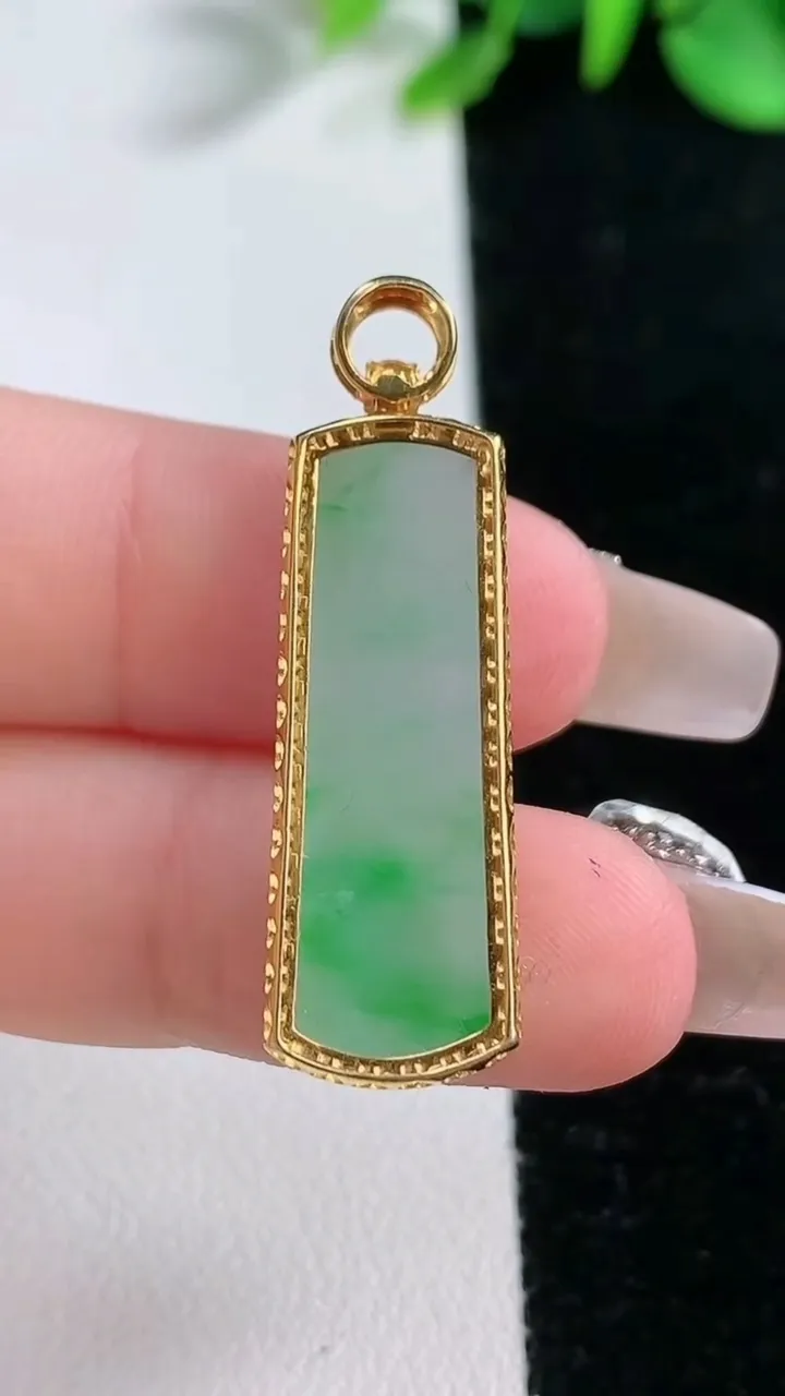 天然A货翡翠无事牌吊坠，尺寸35.6-10.8-4.6，裸石27.5-9.4重量:3.36g
12月31日