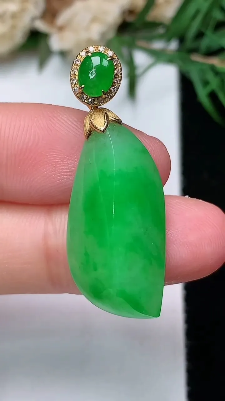 天然A货翡翠随形吊坠，尺寸24-12.5-8.8，重量:5.41g
12月31日