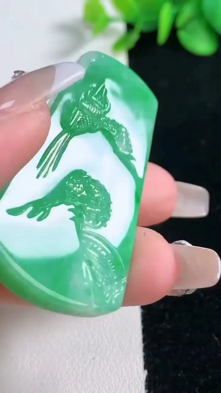 天然A货翡翠山水牌吊坠，尺寸52.2-26-9，重量:27.42g
12月31日